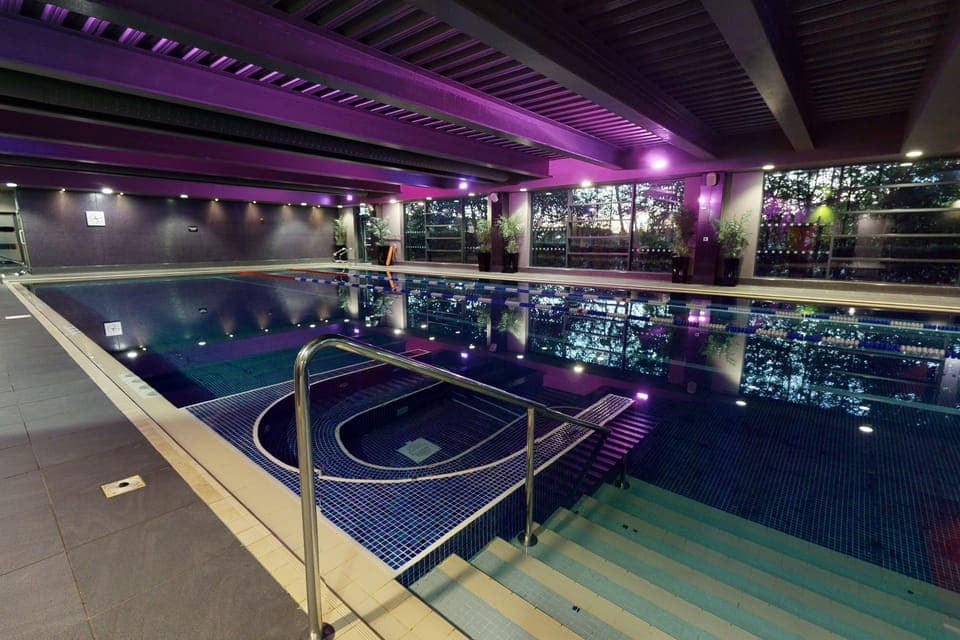 Indoor pool, sun loungers