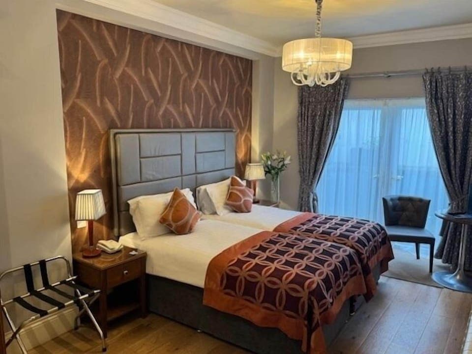 Executive Twin Room | Premium bedding, in-room safe, desk, iron/ironing board