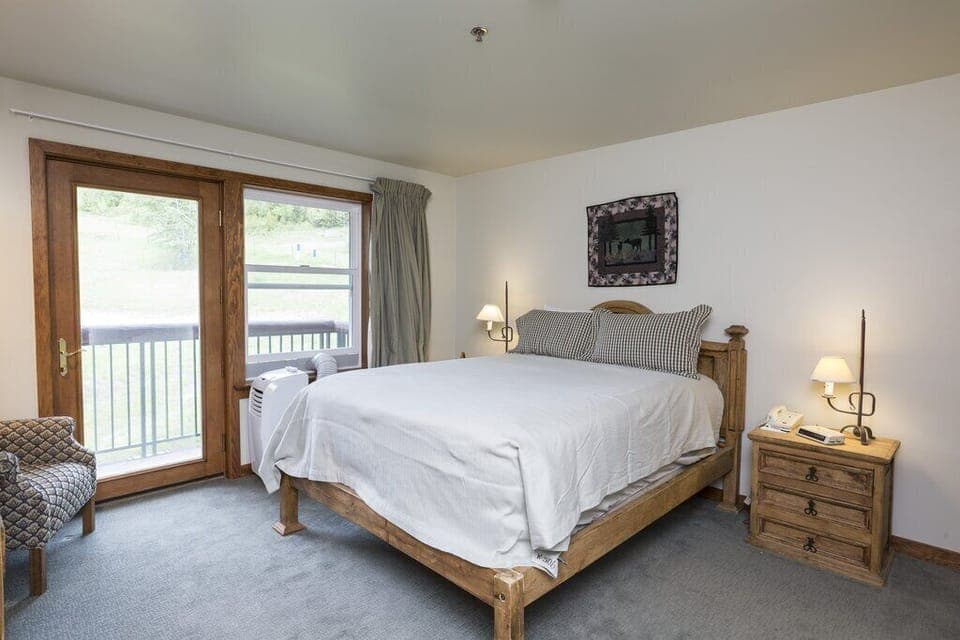 Queen bed.