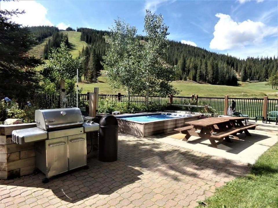 Common Hot Tub/Grill