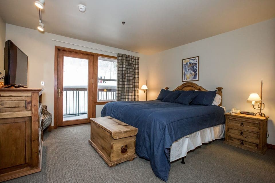Split king bed.