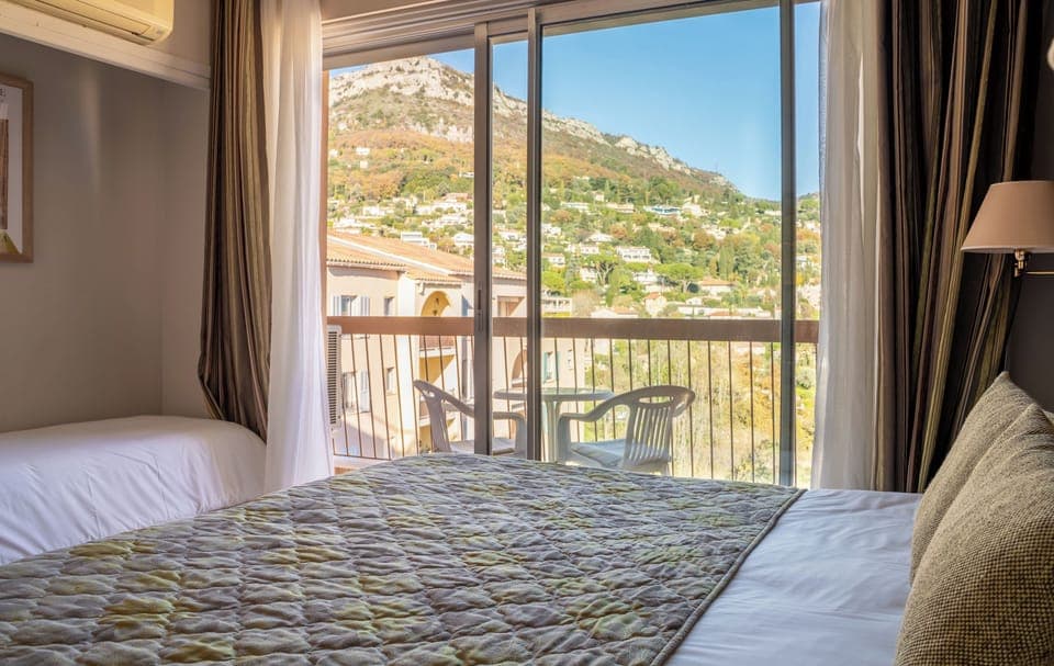 Chambre Supérieure Triple avec Balcon | 15 bedrooms, Select Comfort beds, minibar, individually furnished