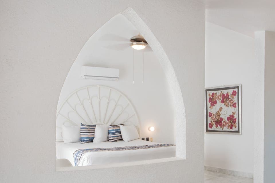 Honeymoon Suite with Jacuzzi | 1 bedroom, minibar, in-room safe, desk