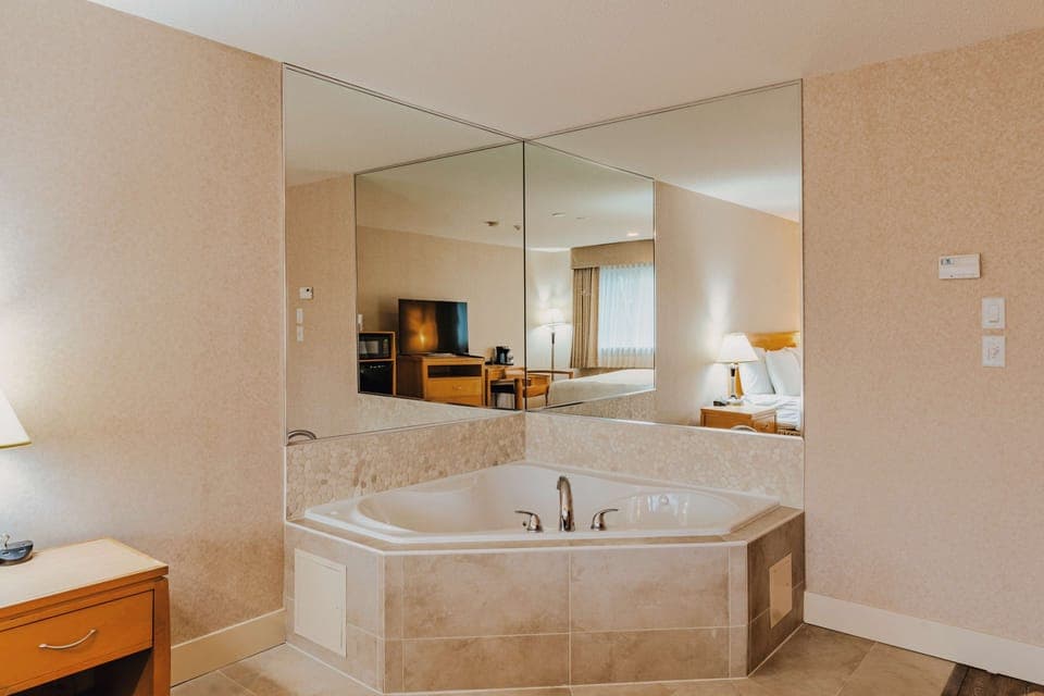 Suite, 1 King Bed, Non Smoking, Jetted Tub | Premium bedding, desk, laptop workspace, blackout drapes