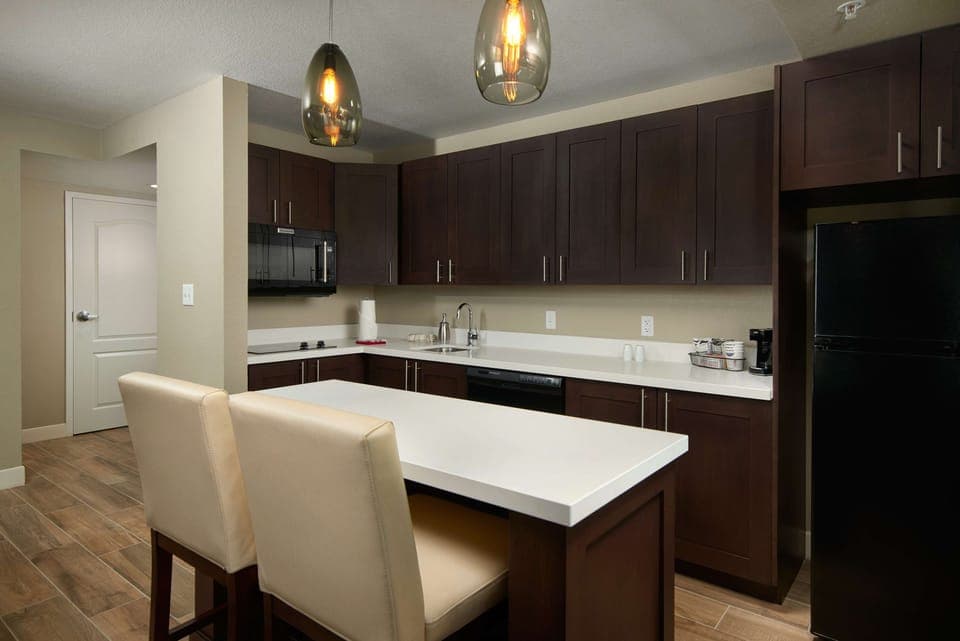 Suite, 1 King Bed, Refrigerator & Microwave (Wet bar) | Private kitchen | Fridge, microwave