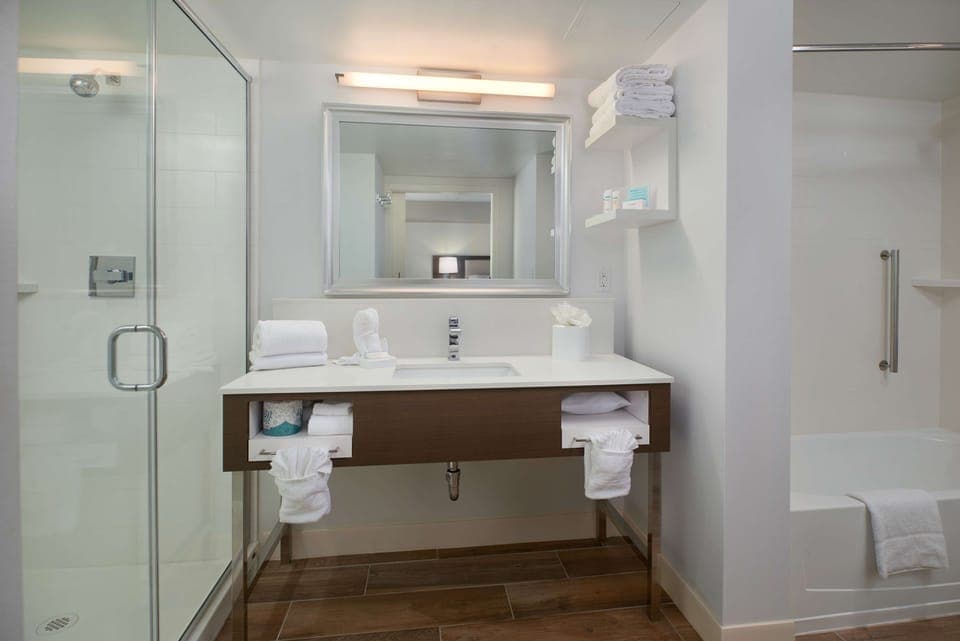 Suite, 1 King Bed, Refrigerator & Microwave (Wet bar) | Bathroom | Combined shower/tub, free toiletries, towels