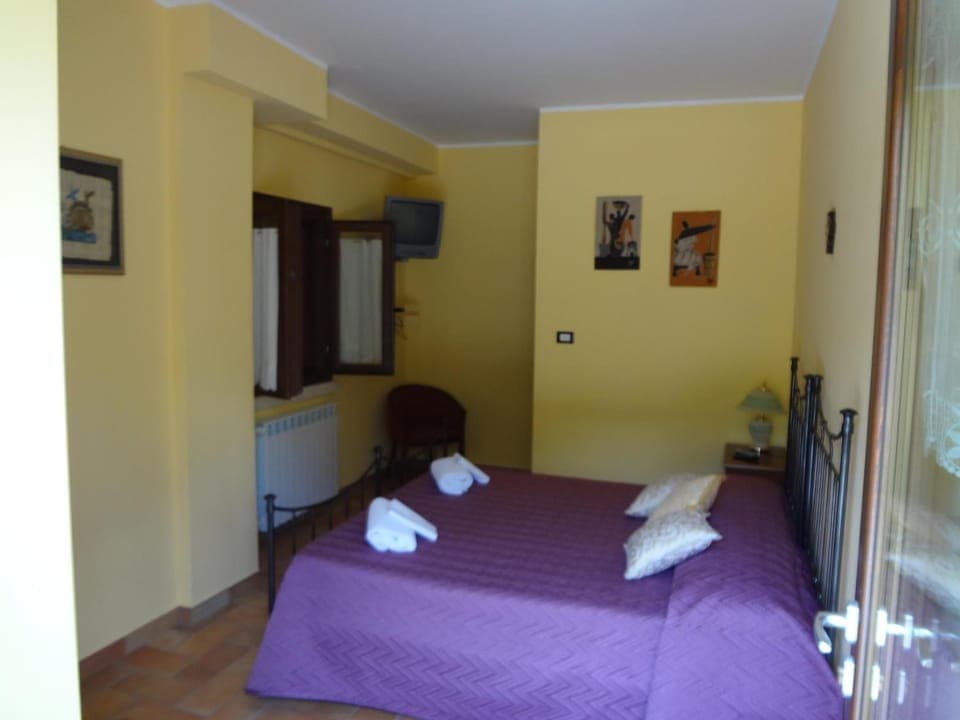 Premium bedding, desk, soundproofing, free cribs/infant beds