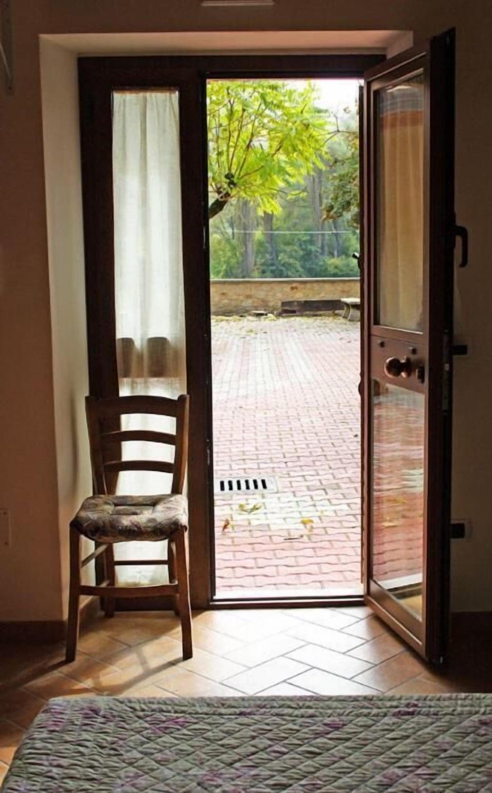 Desk, rollaway beds, bed sheets