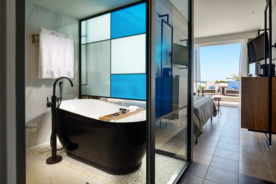 Swim Up suite with sharing pool | Deep soaking bathtub