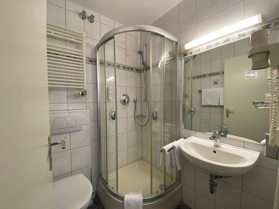 Economy Single Room | Bathroom | Shower, eco-friendly toiletries, hair dryer, towels