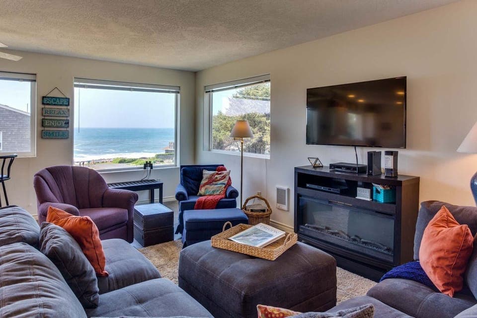 Comfortable space to relax and view the ocean!