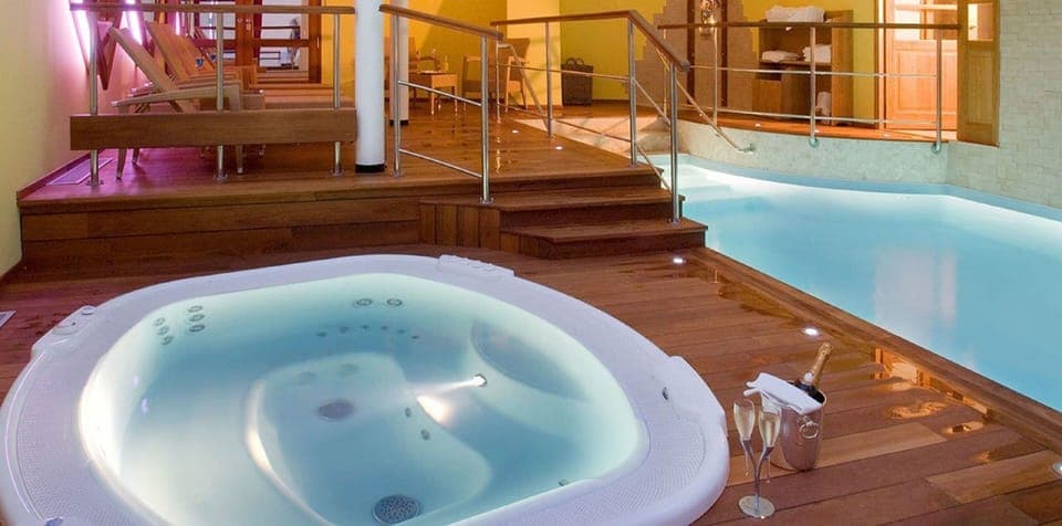 Indoor spa tub
