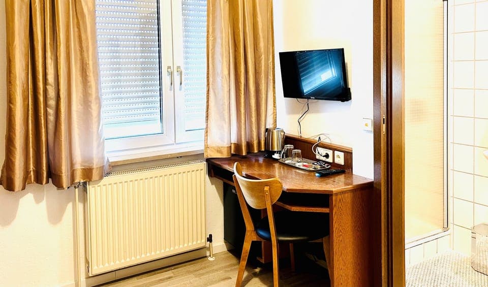 Standard Single Room | Minibar, in-room safe, desk, iron/ironing board