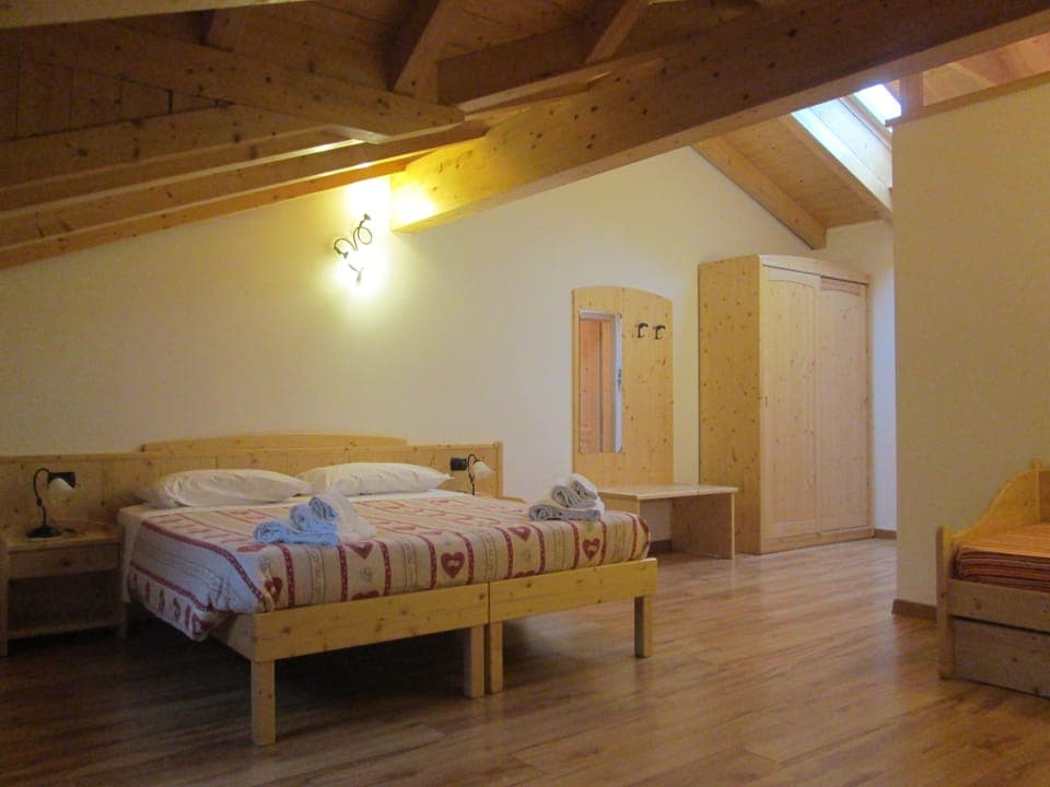 Triple Room | Minibar, desk, free WiFi