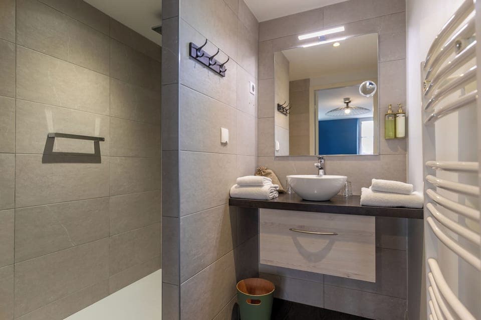 Junior Suite, Terrace | Bathroom | Shower, free toiletries, hair dryer, towels