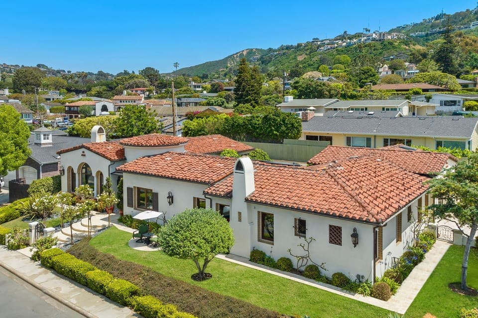 3 minute walk to beach restaurants and shops.