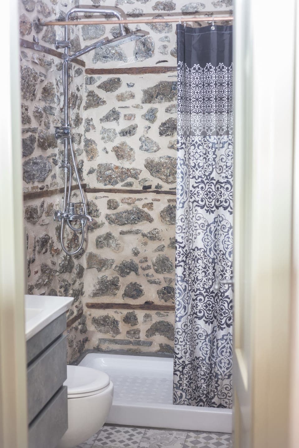 R6 Luxury Double Room, Balcony, Garden View | Bathroom | Shower, rainfall showerhead, free toiletries, hair dryer