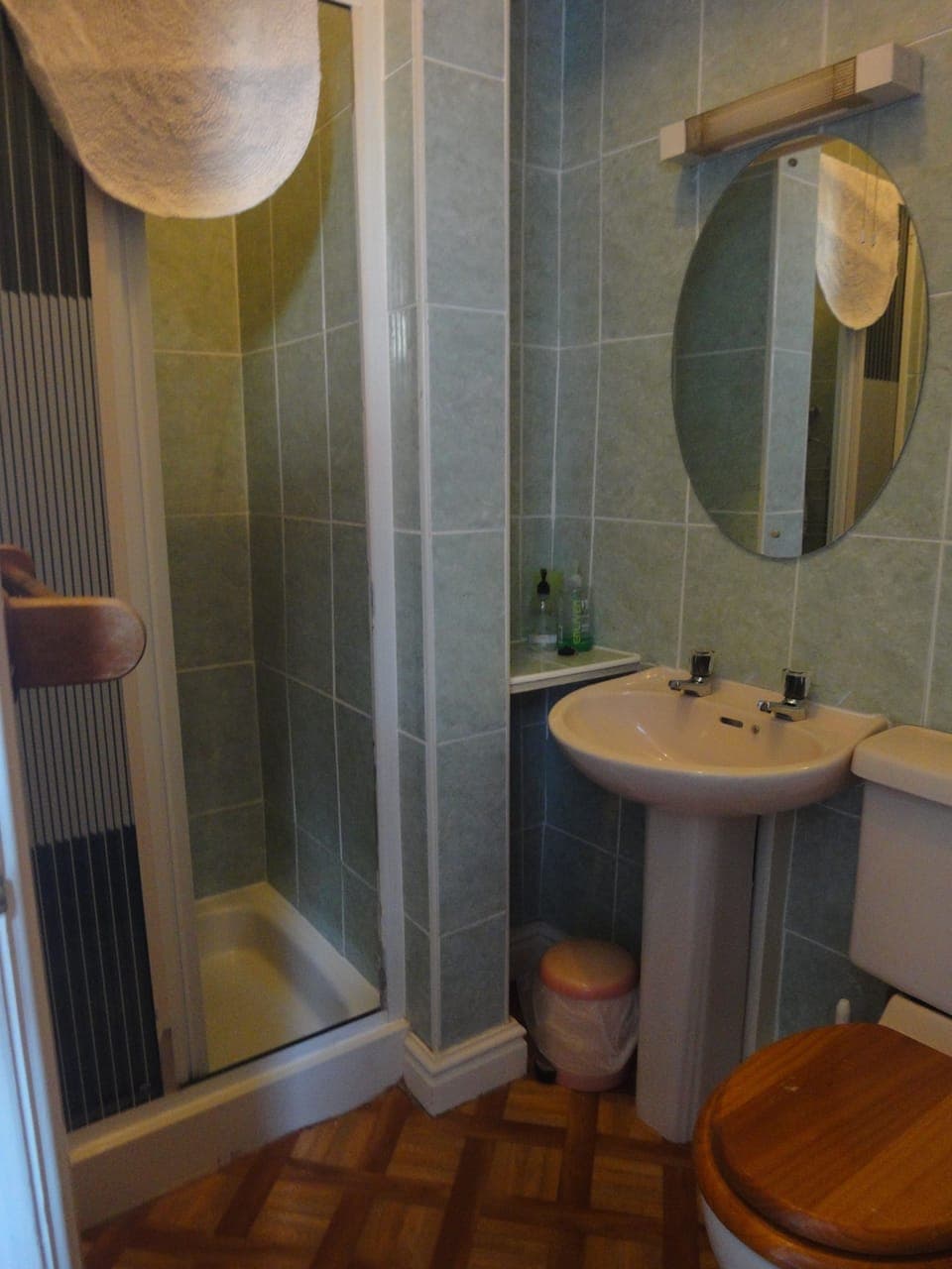 Basic Double Room | Bathroom | Shower, hair dryer, towels