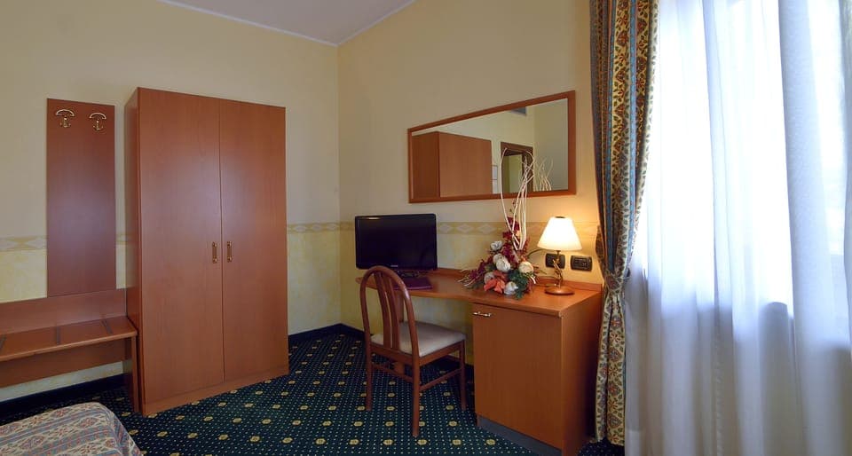 Standard Room, 2 Twin Beds | Premium bedding, minibar, desk, soundproofing