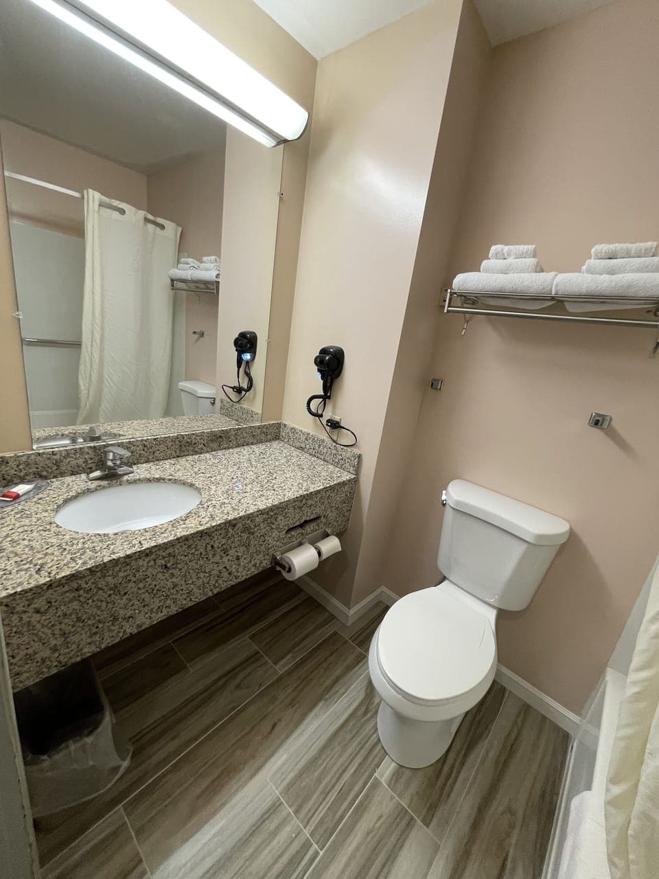 Combined shower/tub, free toiletries, hair dryer, towels