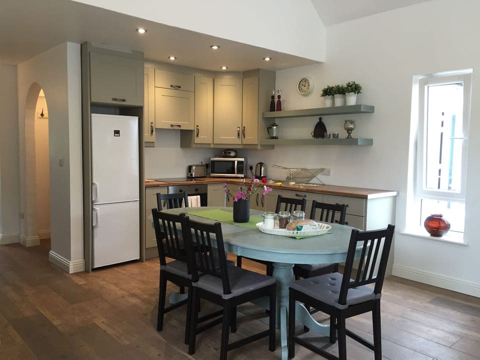 Kitchen and Dining room - fully furbished for your comfort.