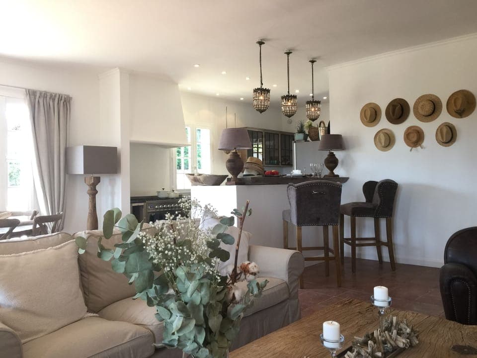 Open  bar between kitchen and living room