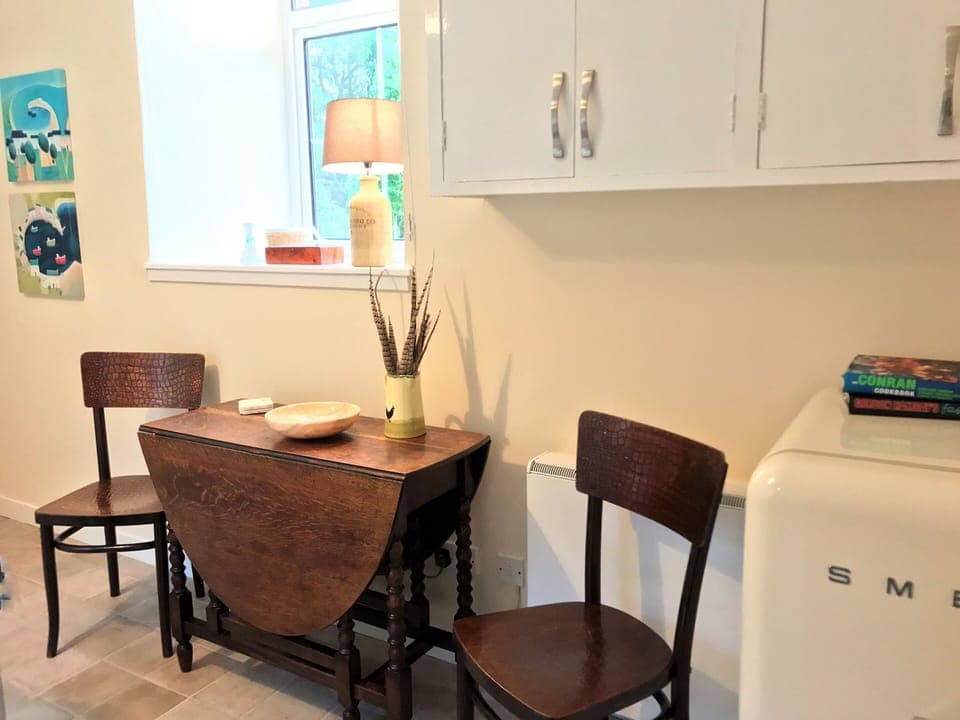 Bright kitchen dining with everything for 2 plus 2 guests!