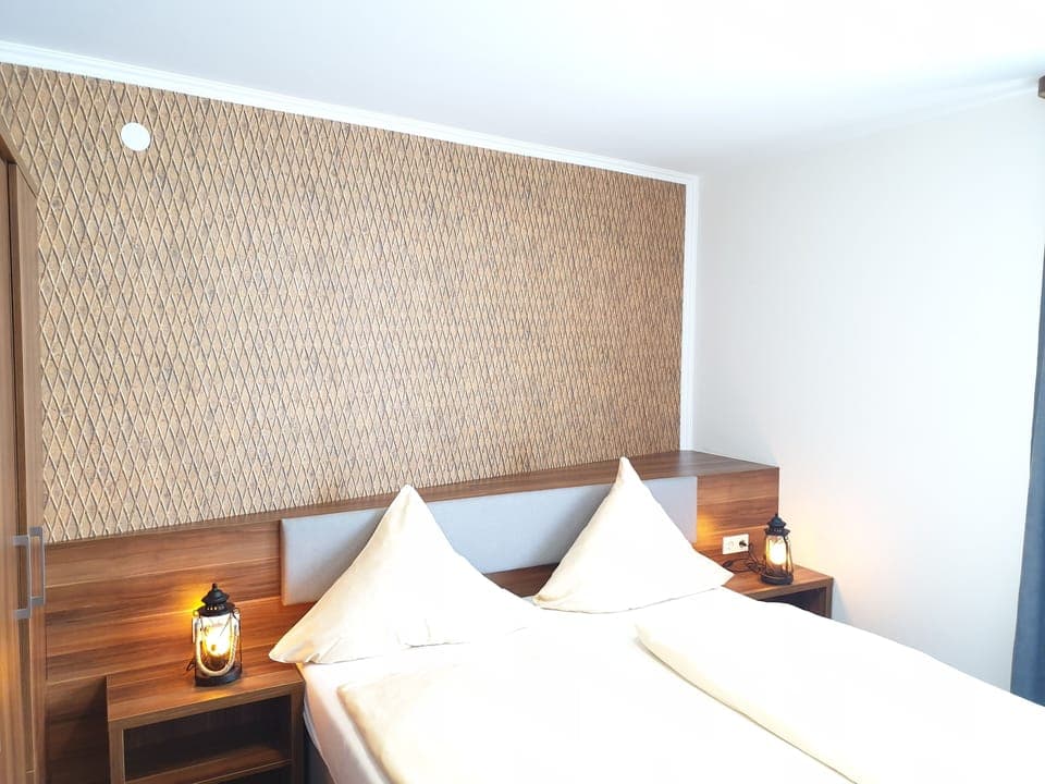 Double Room | Desk, free WiFi, bed sheets