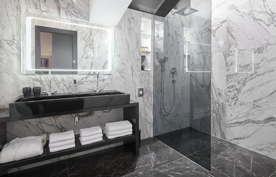 Suite with Terrace and Sea View | Bathroom | Shower, hair dryer, slippers, towels