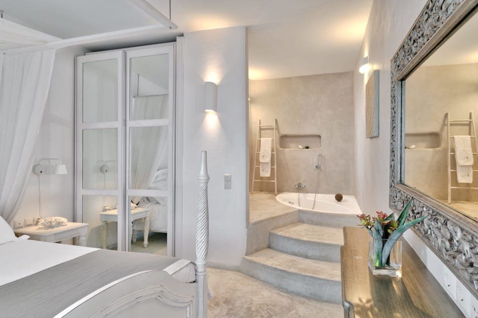 Sea View Honeymoon Suite, Jetted Tub | Egyptian cotton sheets, premium bedding, Tempur-Pedic beds, minibar