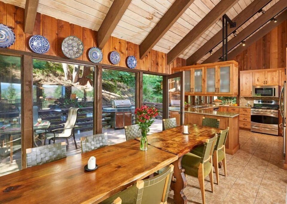 DIning - Tables can be arranged to accommodate group gatherings