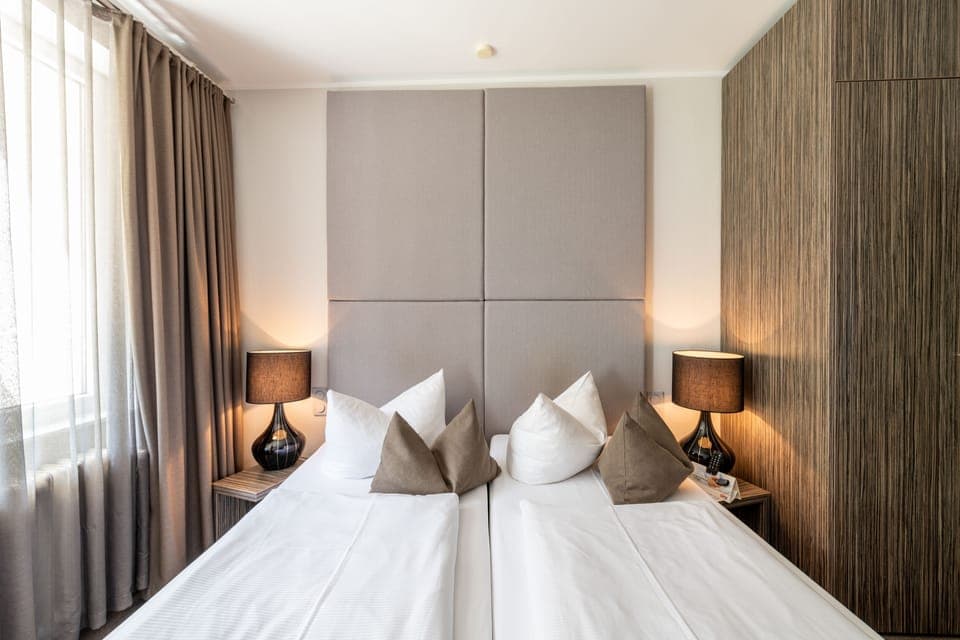 Comfort Double Room | Minibar, in-room safe, desk, iron/ironing board