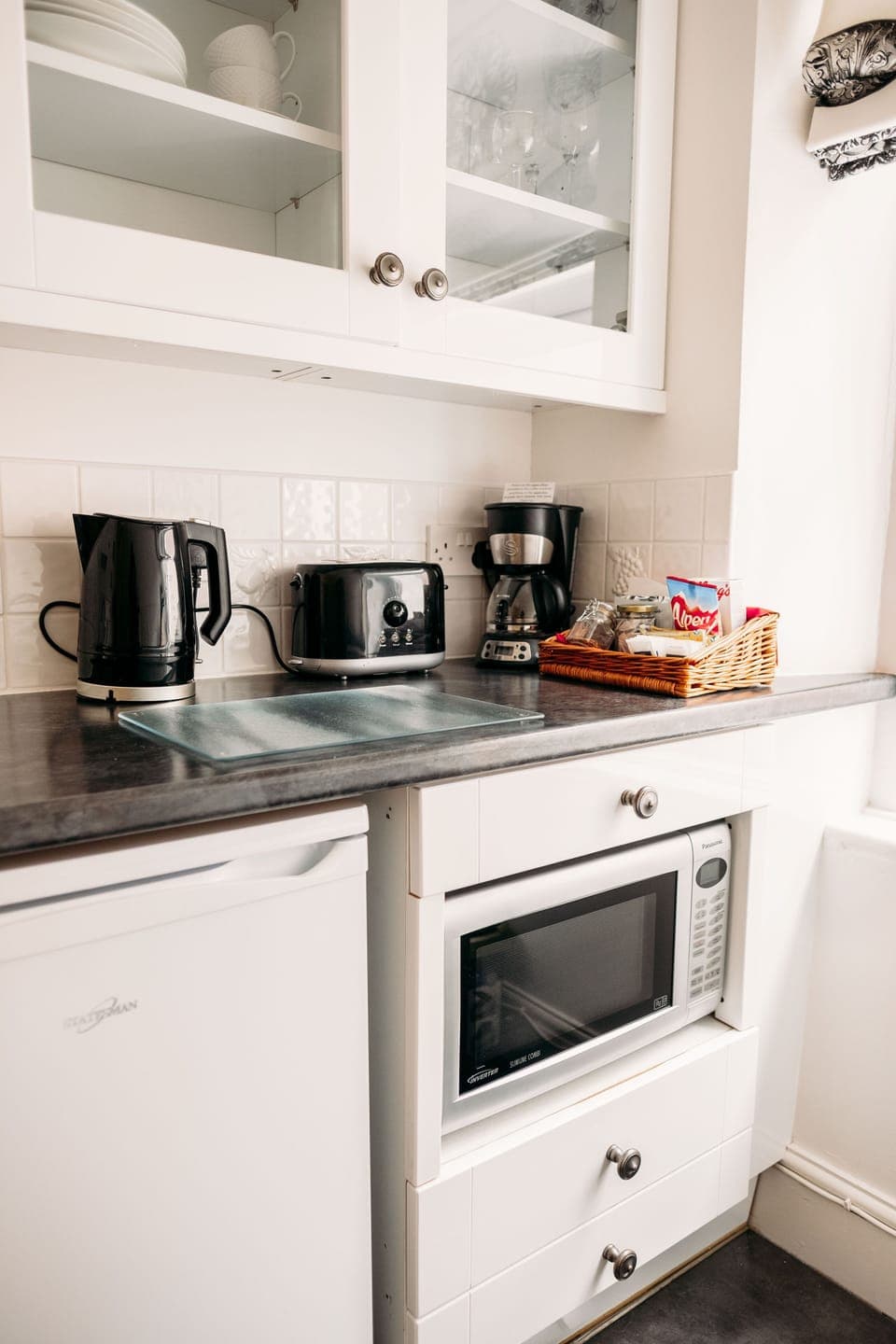Junior Suite | Private kitchen | Mini-fridge, microwave, stovetop, coffee/tea maker