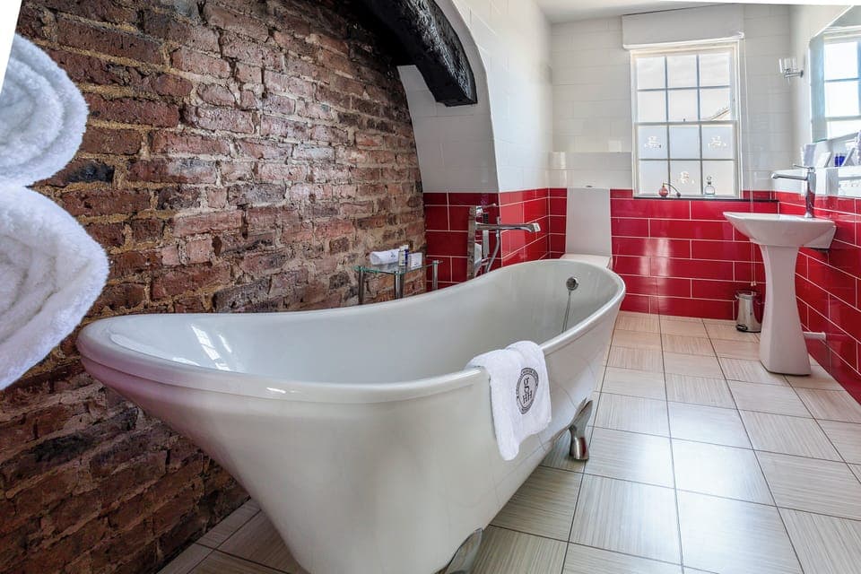 Deluxe Double Room, 1 King Bed | Bathroom | Free toiletries, hair dryer, bathrobes, towels