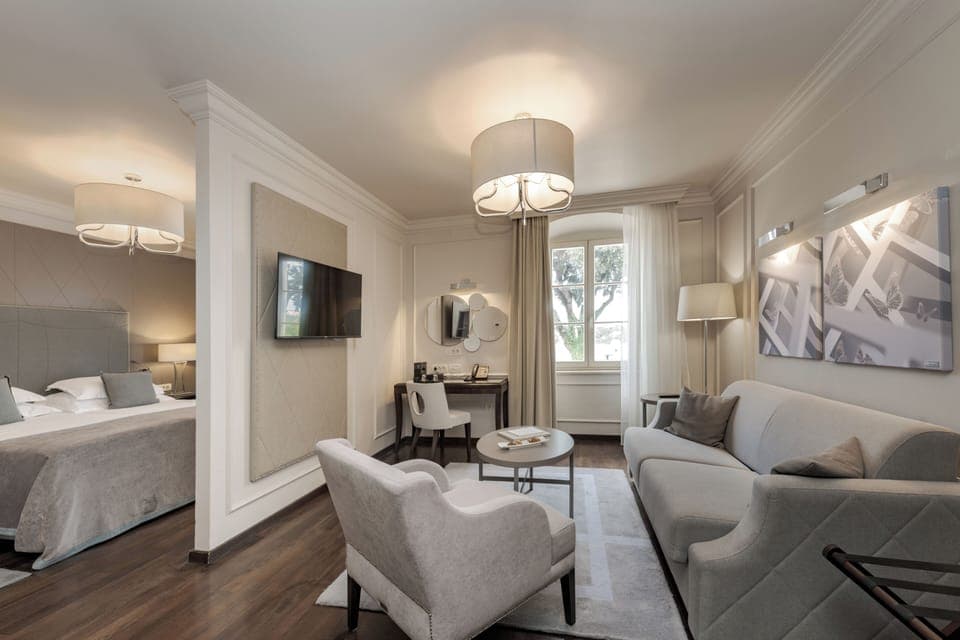 Suite | Down comforters, minibar, in-room safe, desk