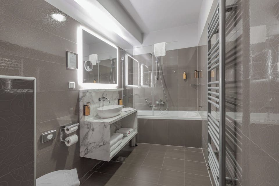 Suite | Bathroom | Free toiletries, hair dryer, bathrobes, slippers