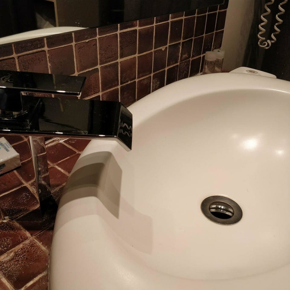 Bathroom sink