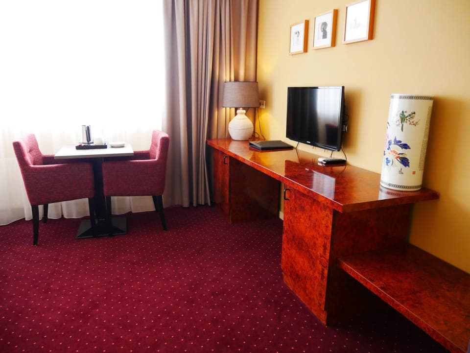 Premium bedding, in-room safe, desk, iron/ironing board