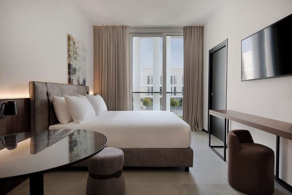 Down comforters, in-room safe, desk, blackout drapes