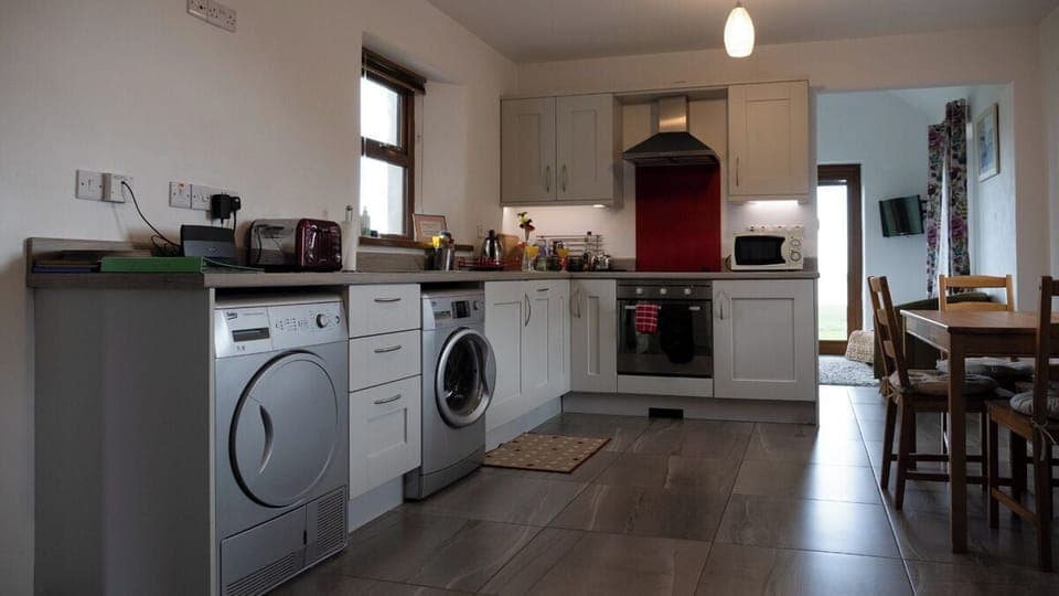 Traditional Cottage, 1 King Bed, Ocean View | Private kitchen | Fridge, microwave, oven, dishwasher