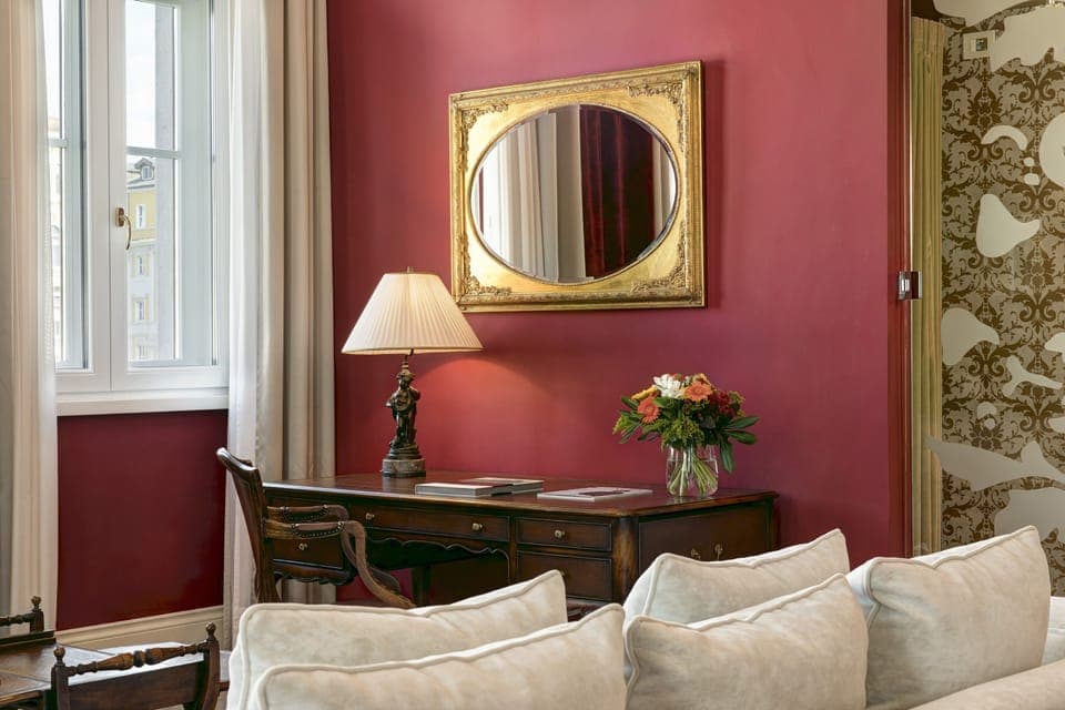 Suite (James Joyce, Square View) | Hypo-allergenic bedding, down comforters, minibar, in-room safe