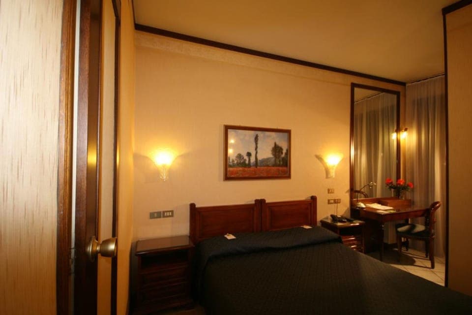 Economy Double Room | In-room safe, desk, cribs/infant beds, rollaway beds