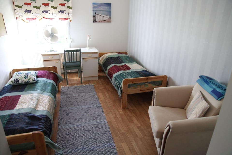 Standard Twin Room | Desk, laptop workspace, blackout drapes, iron/ironing board