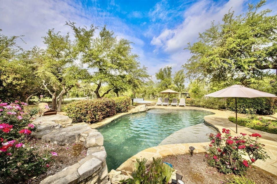Beautiful pool & landscaping