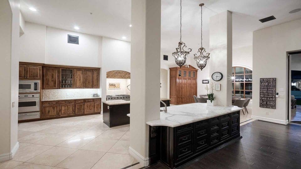 Spacious luxury kitchen w/ chefs' stove, double islands, built in oven, & dining