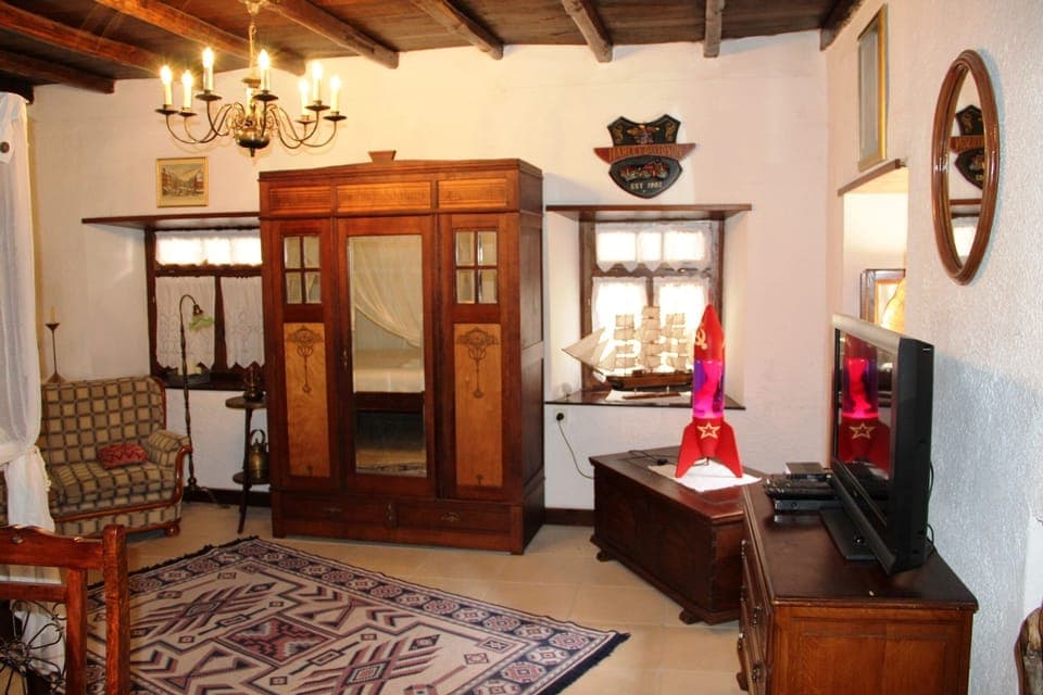 ANTIQUE FURNITURE AND DECORATION