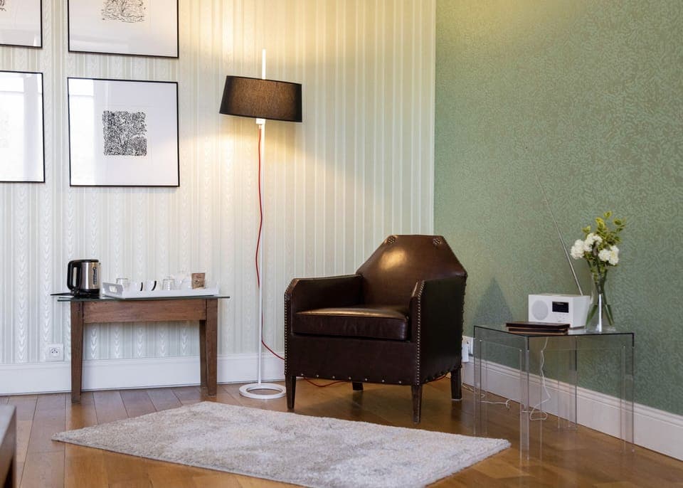 Deluxe Double Room, Ensuite (Agastache-1er étage) | Premium bedding, desk, laptop workspace, iron/ironing board