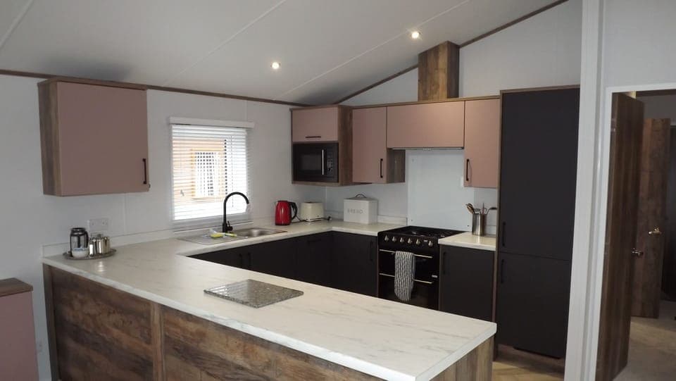 Deluxe Chalet, 3 Bedrooms, Sea View (Non Pet) | Private kitchen | Fridge, microwave, oven, stovetop