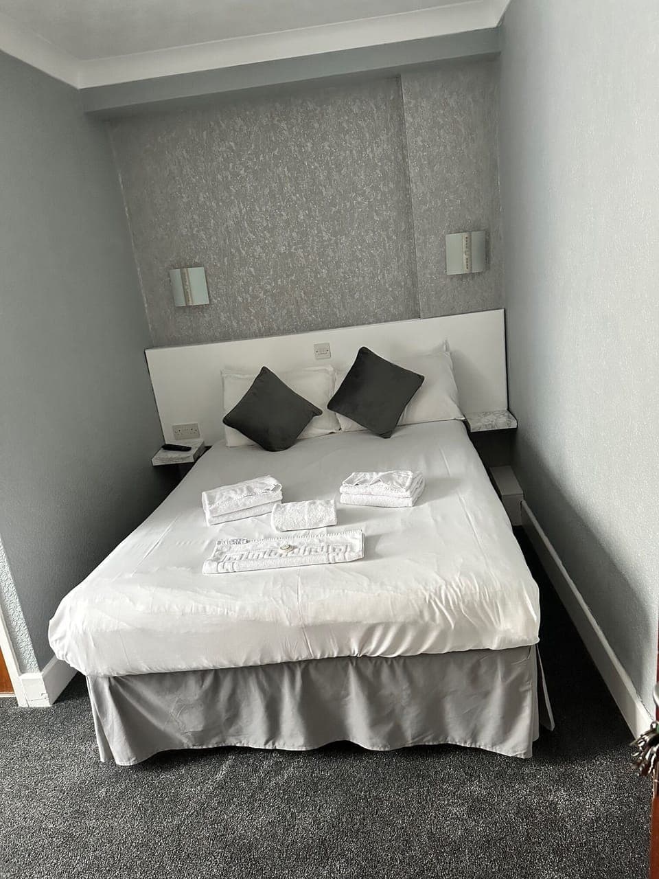 Traditional Double or Twin Room, 1 Double Bed, Partial Sea View | Desk, iron/ironing board, bed sheets