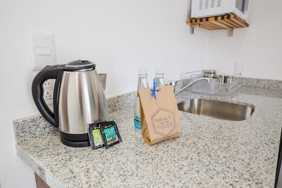 Suite | Private kitchen | Fridge, microwave